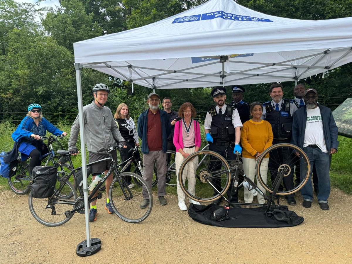✨COMMUNITY EVENT ✨

⏰ Today Until 3pm 
📍Richmond Park Kingston Gate 
🚴Bike Marking &amp; more! 

Great chance to see meet local officers from <a href="/MPSKingston/">Kingston Police</a>, <a href="/MPSTudor/">Tudor Police</a> <a href="/MPSCoombeHill/">Coombe Hill Police</a> 

Great to work alongside <a href="/krec2016/">Kingston REC</a> 👥