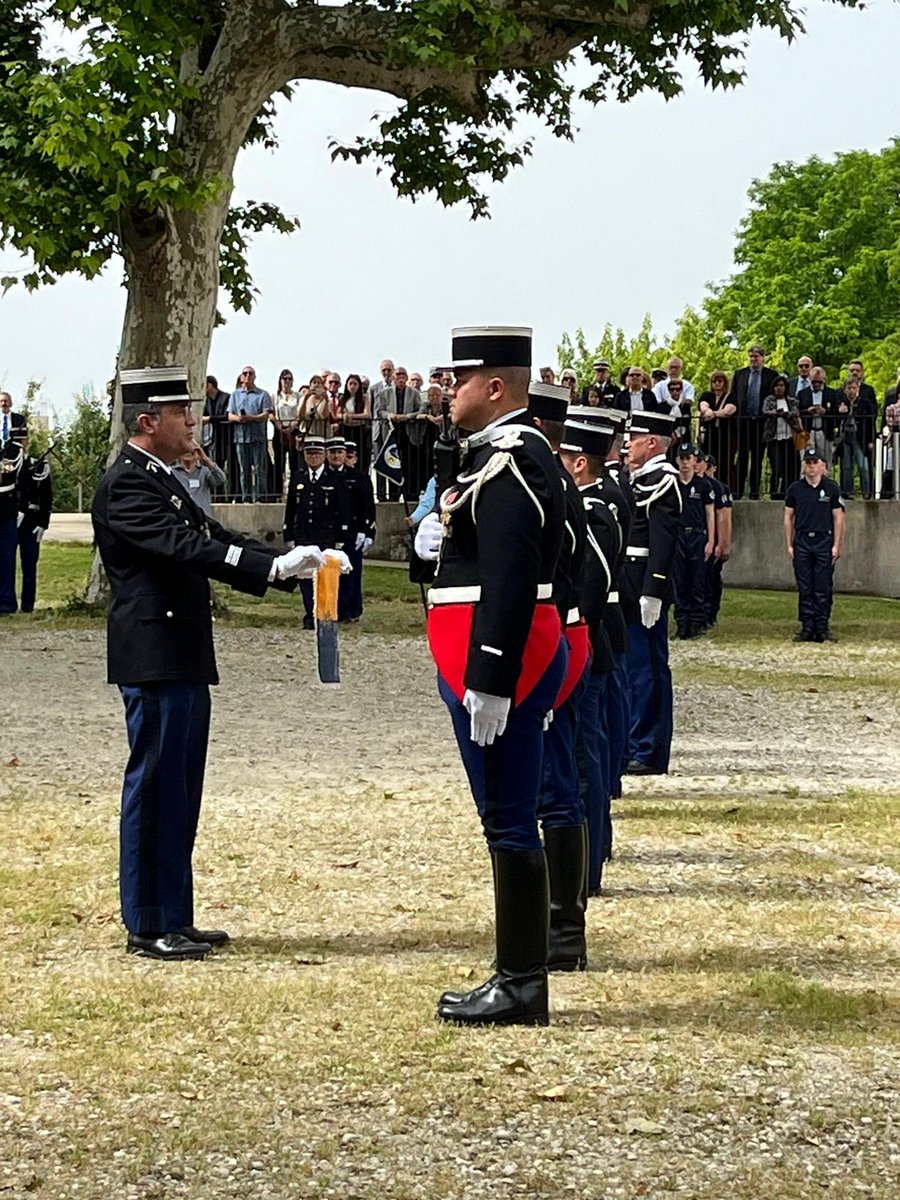 Gendarmerie_026's tweet photo. #ceremonie Prise d'armes militaire avec remise des fanions aux commandants de compagnie, #Edsr26 et #PSPG du groupement de la #Drôme. Baptême de la 3e promotion des #cadets dont le parrain rend hommage à un gendarme résistant du Vercors #tradition #militaire 📸 S.Merlet https://t.co/lpOZ8vymlo