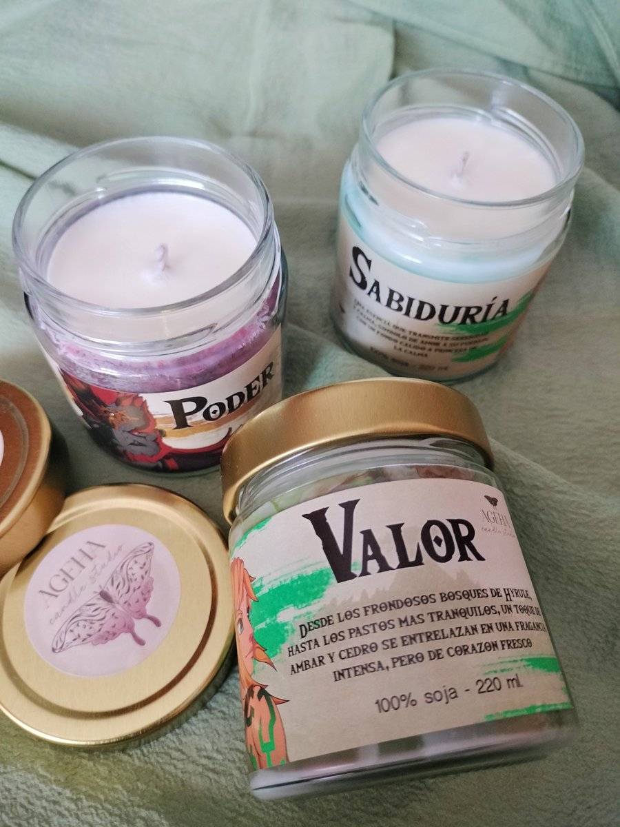 Ya están aquí!🩷Os presento la primera colección de AGEHA, inspirada (como no) en #ZeldaTearsOfKingdom, cada vela corresponde a un personaje y su aroma os transportará a Hyrule, desde los frondosos bosques hasta el desierto de Gerudo🏜️ disponible en Etsy🌱

#velas #handmade #soja