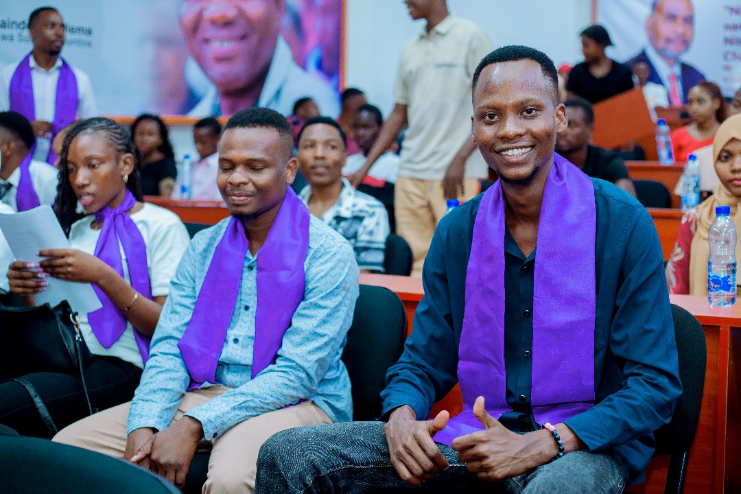 NgomeyaVijana's tweet photo. Wahitimu na wanachama mbalimbali kutoka Vyuo vikuu wakiwa katika mahafali ya kwanza ya Vyuo vikuu inayoendelea katika Ukumbi wa Hakainde Hechilema Makao Makuu ya @ACTwazalendo DSM

#SautiyaVijana
#ACTWASO https://t.co/XqllLC3D2w