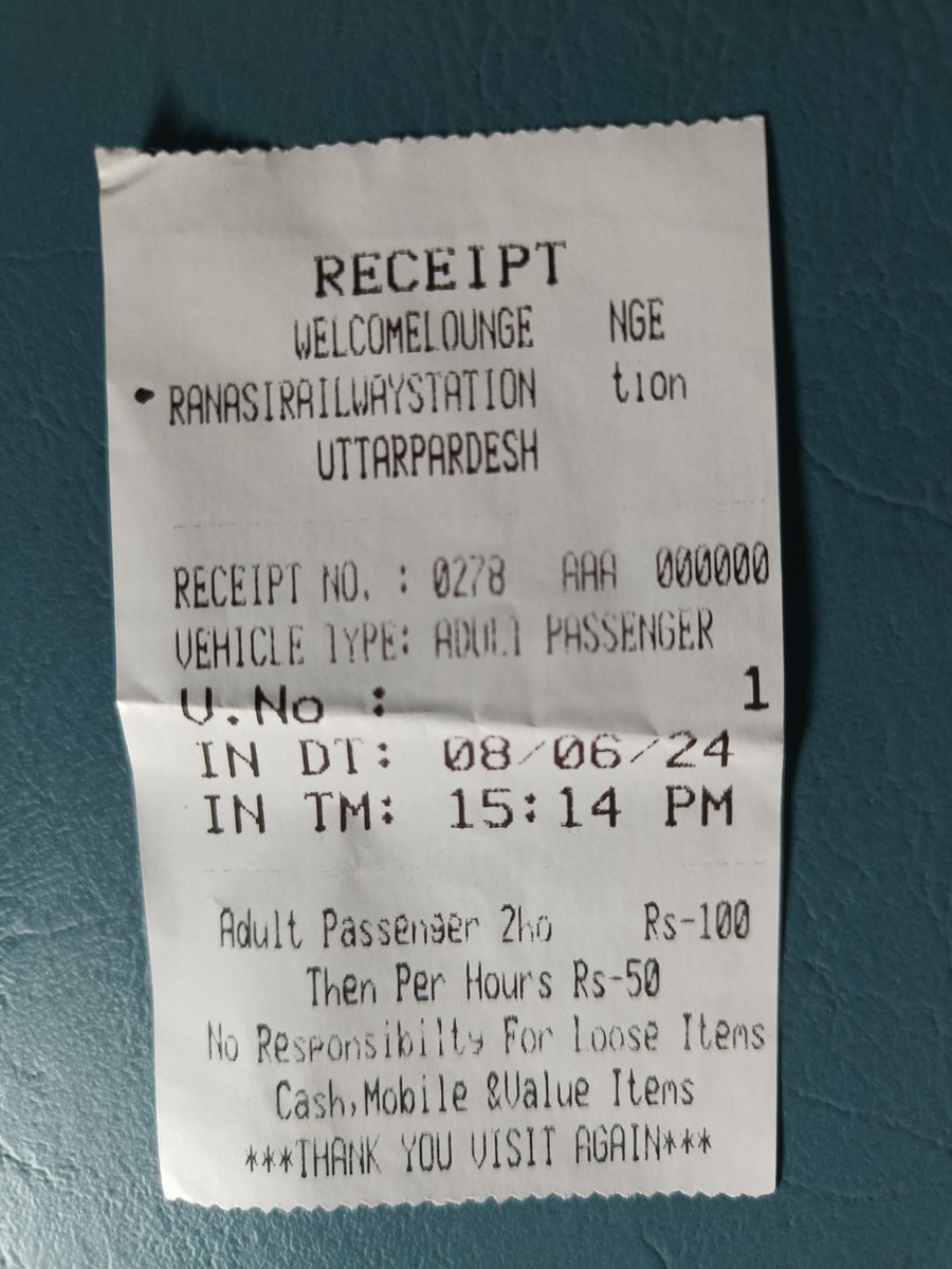 sumantsuman88's tweet photo. @RailwaySeva @IndianRailMedia @aajtak यही है world class रेलवे स्टेशन,@BSB digital screen का पता नहीं।कोन सा कोच कहां है। कुछ पता नहीं।जहा मन वही खरे हो जाओ और ट्रेन आने के बाद इधर से उधर भागते रहो। एसी lounge book kiya, wo बोला एसी काम नही कर रहा ,केवल पंखा है। @narendramodi https://t.co/188kVWiLRF