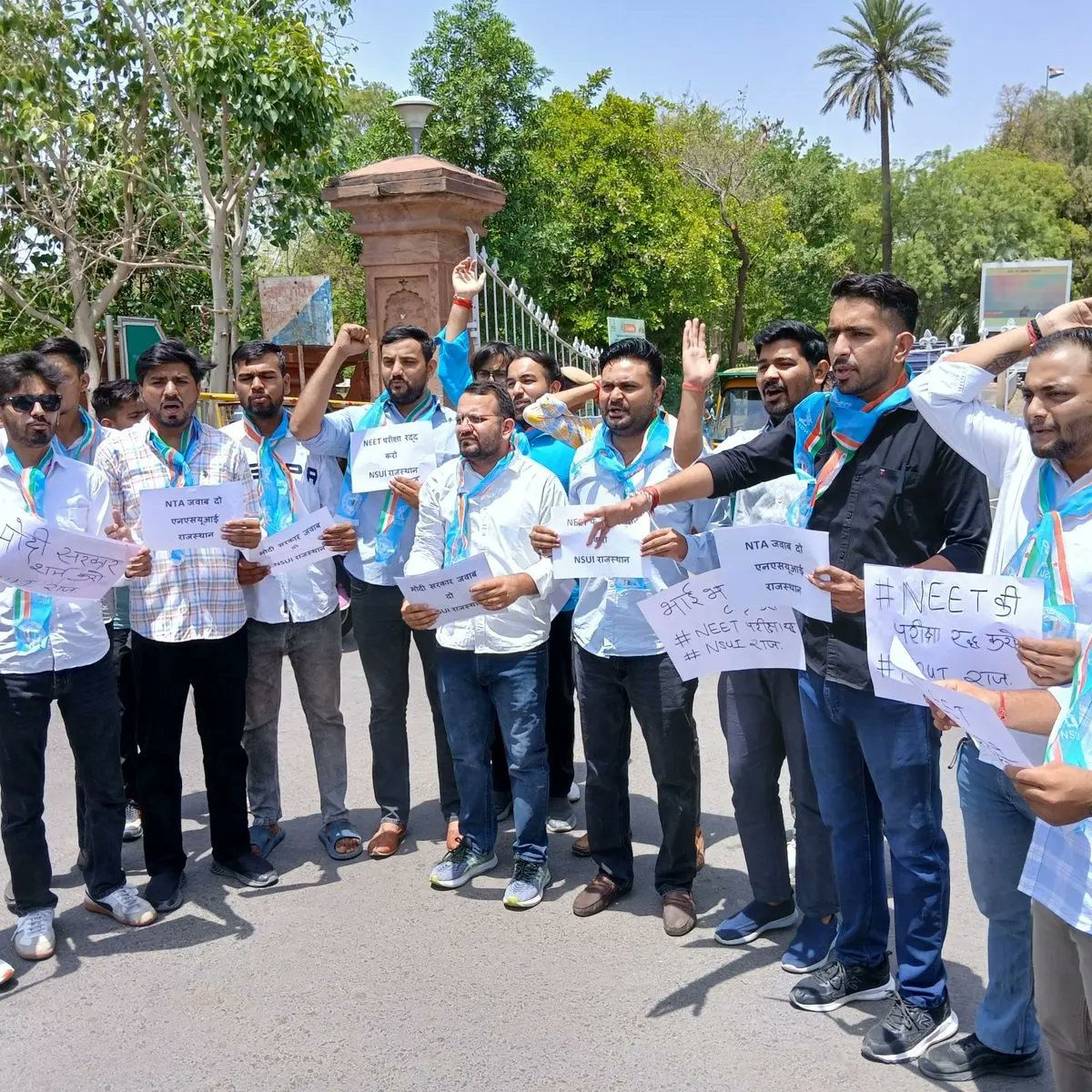 nsui's tweet photo. राजस्थान के जोधपुर में एनएसयूआई ने NEET परीक्षा में हुई धांधली के विरोध में ज़िला कलेक्ट्रेट पर प्रदर्शन किया। 67 छात्रों को 720 में से 720 अंक दिए गए, जिससे धांधली का संदेह है। परीक्षा रद्द कर दोषियों पर कार्रवाई की मांग की । 

 #RENEET https://t.co/9MHHSJXygs