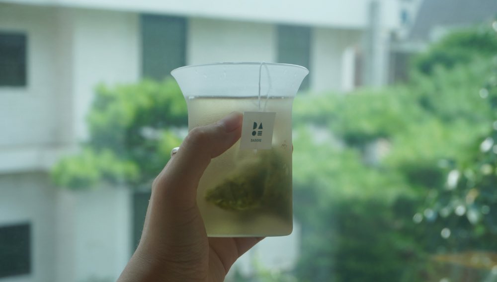 clear_b_'s tweet photo. DADORE Tea cup

클리어 비 아카이브
열여덟 번째.

clear b가 다도레를 위한 티컵을 디자인하였습니다.
얇은 유리의 두께감으로 차분한 다도에 잘 어울릴 유리 티컵으로, 안개가 낀 듯 차분하고 고급스러운 반투명 텍스쳐, 얇고 섬세한 라인과 아담한 사이즈, https://t.co/0QitVgbzjn