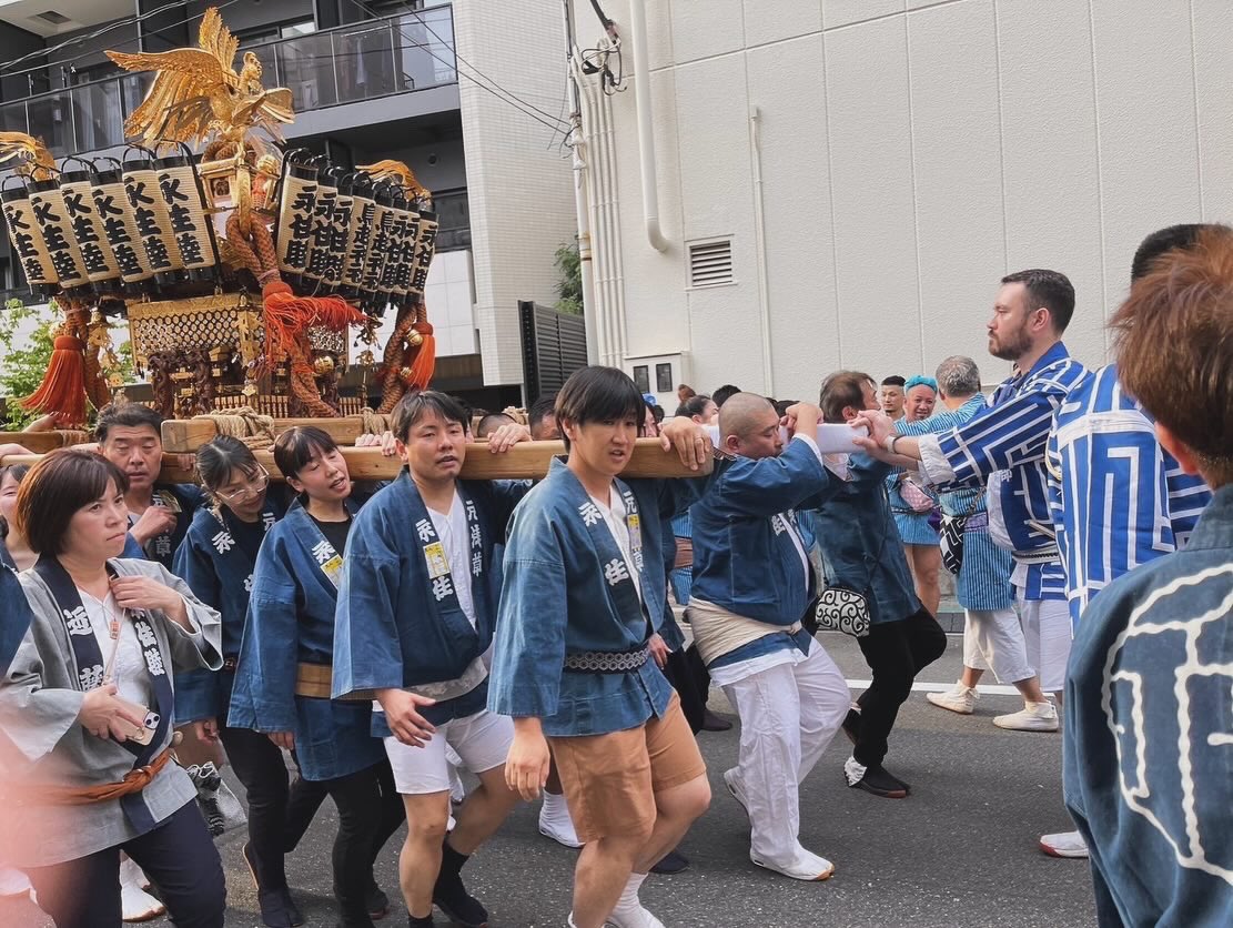 occulabo's tweet photo. 今日は町会連合を担ぐ!!
明日は千貫神輿で有名な本社神輿を担ぎます🔥
#鳥越神社大祭
#ワタシのOccupation
#MyOccupation https://t.co/8EWPYySb7h