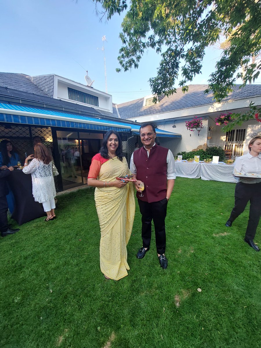 embassytodayes's tweet photo. Disfrutamos del Festival del Mango en la Residencia del Embajador de India, degustando diversas variedades de esta fruta emblemática y explorando la rica cultura y gastronomía india. #FestivalDelMango #India #GastronomíaIndia #CulturaIndia #MangosIndios
https://t.co/WVPaUDt0uf https://t.co/7OWSFjDiXn