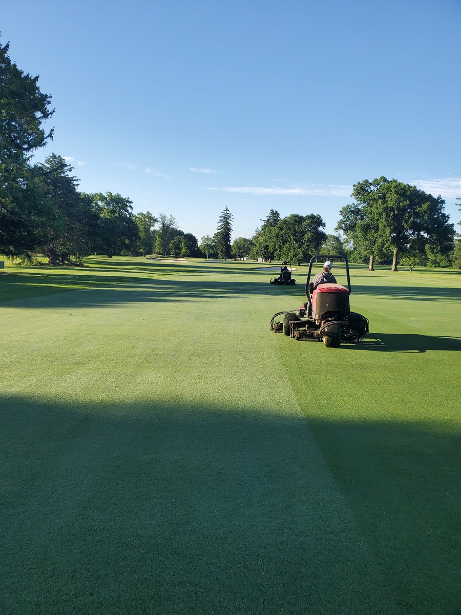 grumpy_old_tech's tweet image. What a way to start a Saturday morning O'dark 30, mowing fairways.