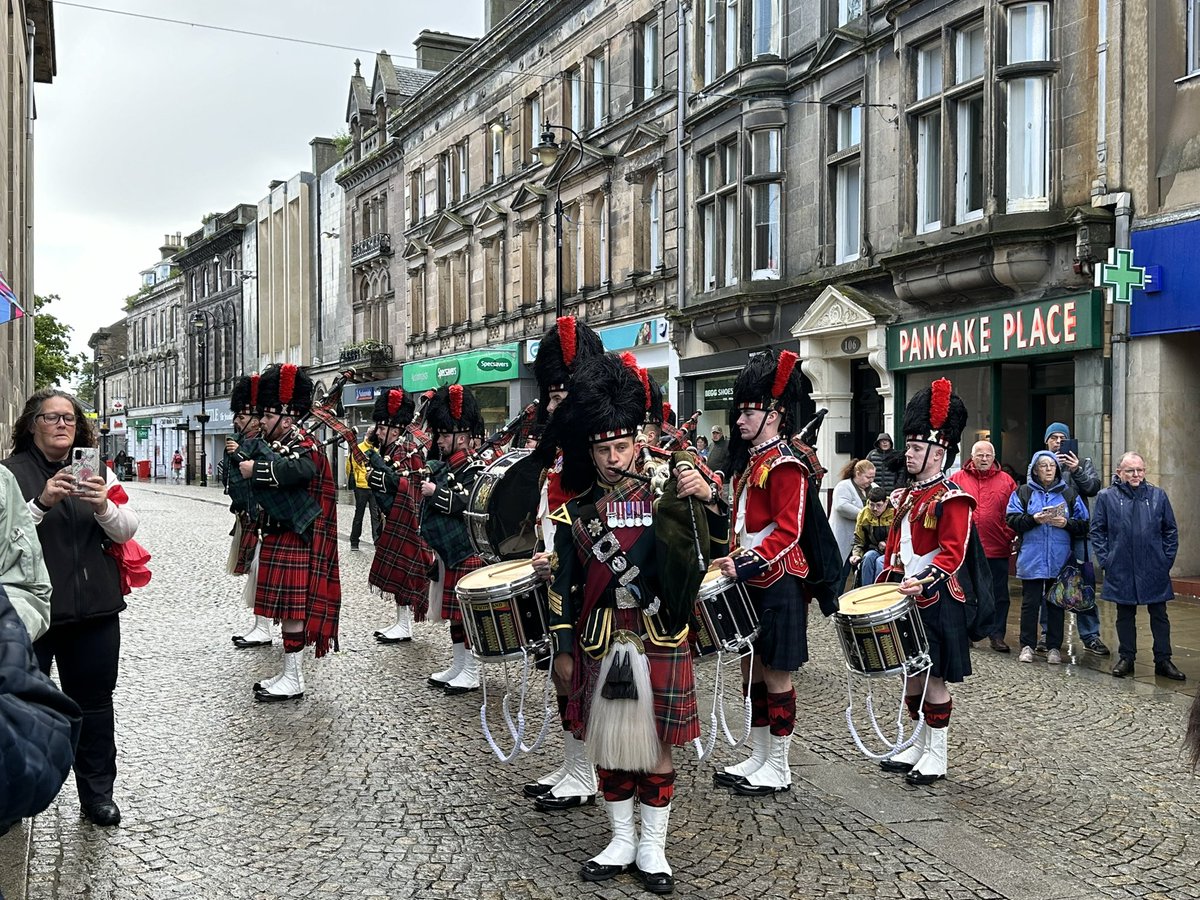 SuzanneT2206's tweet photo. Fabulous parade today in Elgin as @The_SCOTS granted Freedom of Moray. Acknowledgement paid to the Scottish Units before amalgamation. The P &amp;Ds of @3SCOTS_CO did a mighty fine job!
Great to see the mascot Cpl Cruachan too https://t.co/lq3F8i5ZAR