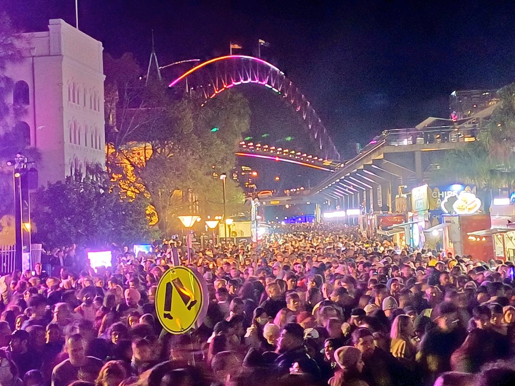 Absolutely dangerous scenes at Vivid festival #Sydney <a href="/VividSydney/">Vivid Sydney</a> tonight.

After the 9.10pm drone show finished, there was a crowd crush starting to happen by the overseas passenger terminal. 

Police had to step in to remove barriers because of how serious it was. #vividsydney