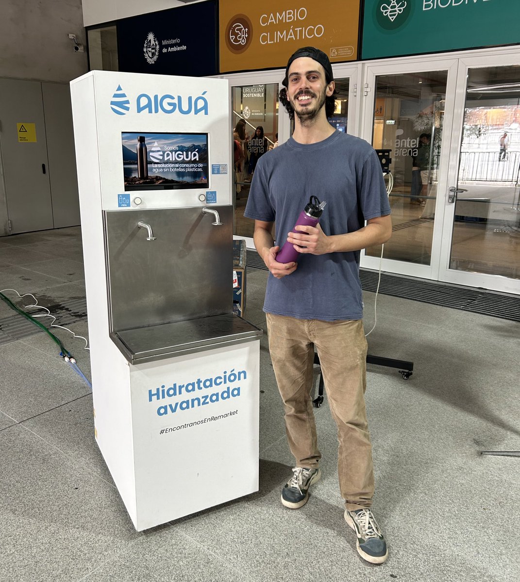 maguipradop's tweet photo. En 🇺🇾, en 2023, se compraron 330 millones de litros de agua embotellada. Sólo el 5% del plástico de las botellas llegó a reciclarse. 
Mi amigo Joaquín es ingeniero eléctrico, especialista en proyectos sostenibles, inquieto, y de una sensibilidad increíble (🧵) https://t.co/VRGjB9aAye