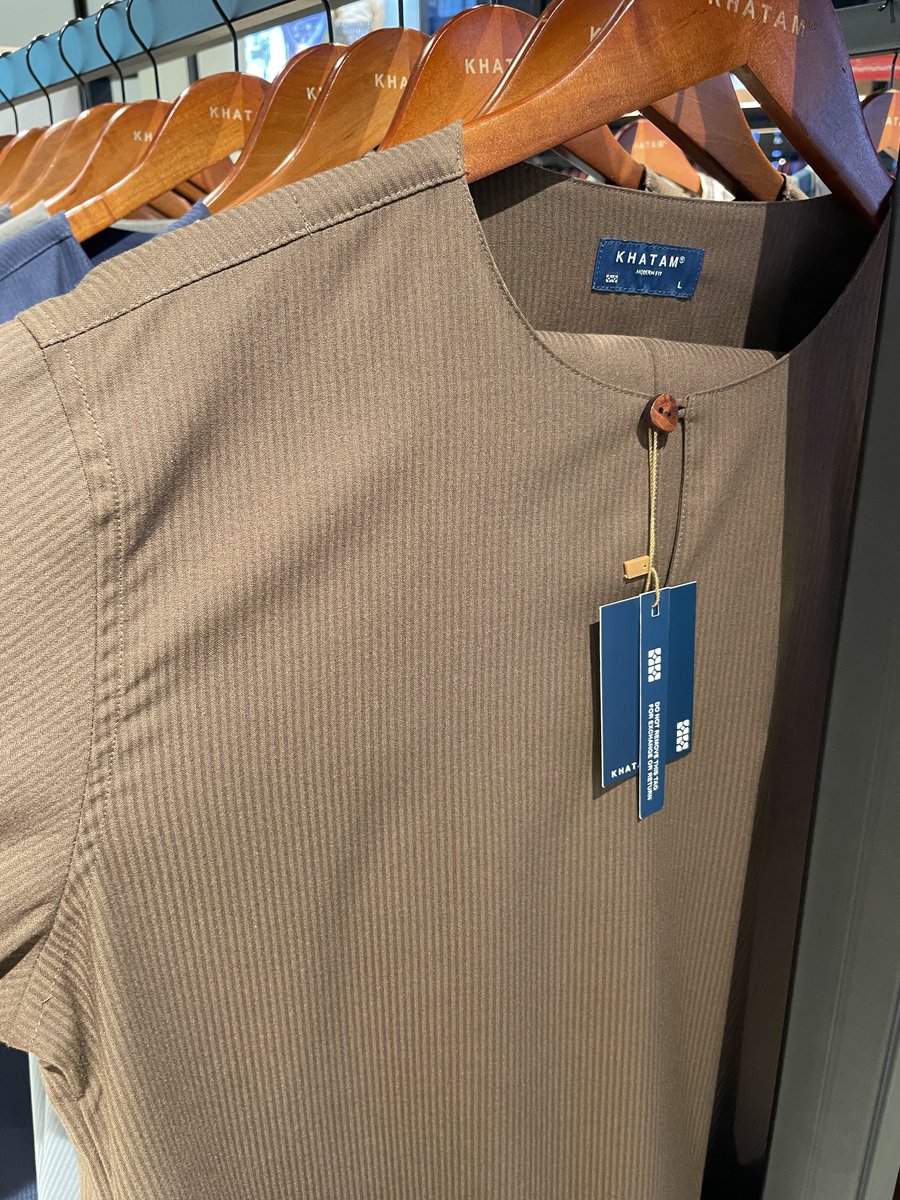 twt_bajet's tweet photo. Semalam pergi Khatam Conexion. Ada sales buy 1 free 1. Masa ni baru nak merasa pakai baju hype. Kain selesa. Cuma kena handwash dia pesan.

Hari ini pula pergi Khatam Bangi, kononnya nak cari matching color dengan isteri. Jumpa saiz.

Baju raya tahun depan dah secured. https://t.co/vsVrO4yIlc