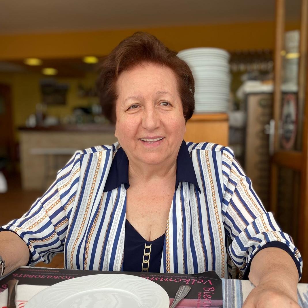 bar_destren's tweet photo. Avui no una persona qualsevol fa anys. Avui, n'Antònia de sa fondeta, torna una miqueta més gran. Però només una miqueta, xk la seva essència i forces, encara són les mateixes de sempre, d'ençà que tenim record d'ella i d'ençà q la veim al bar. Moltes felicitats! No canviïs mai❤️ https://t.co/njCkDD85co