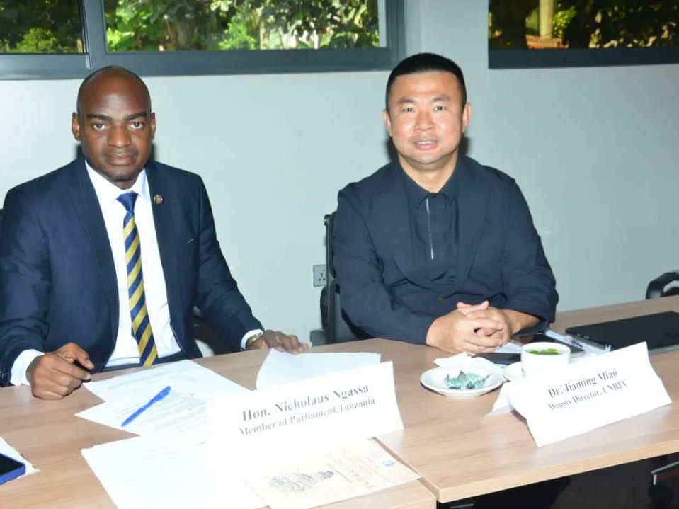 NgassaNicholaus's tweet photo. Nikibadilishana uzoefu na Dkt. Jiaming Miao, Naibu Mkurugenzi wa Kituo cha Amani cha Umoja wa Mataifa Ukanda wa Africa (The UN  Regional Center for Peace and Disarmament in Africa, UNREC) 
kwenye Jukwaa la Wabunge Vinara Afrika wa Udhibiti wa Biashara Haramu ya Silaha Ndogo Ndogo https://t.co/Tc000IAsTD