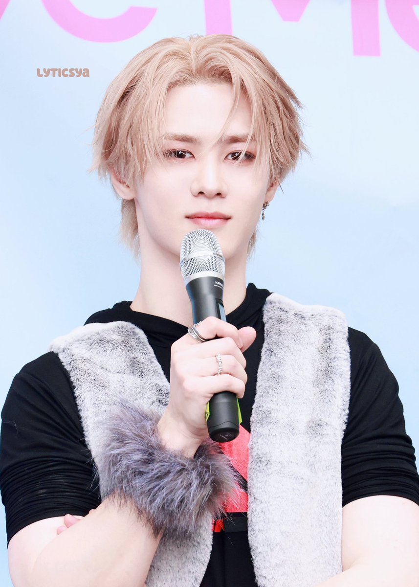 lyticsya's tweet photo. 240608 minifm
나의 새로운 헬스 코치🫶🏻🫶🏻

#WayV #WeiShenV #威神V #钱锟 #KUN #쿤 
#WayV_GiveMeThat https://t.co/Nsa1g5pAxy