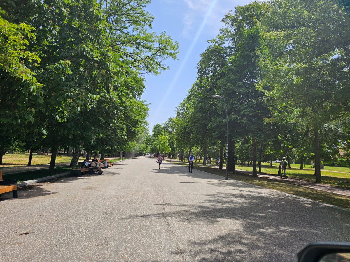 Aytoburgos's tweet photo. Un paseo de la Quinta en perfecto 'estado de revista'

🦺 Los operarios de limpieza, tras varias horas de trabajo, han concluido las labores de recogida de basura tras la jira del Curpillos. El lunes se retirarán los contenedores de vidrio y envases. https://t.co/0t5QL1ilg8