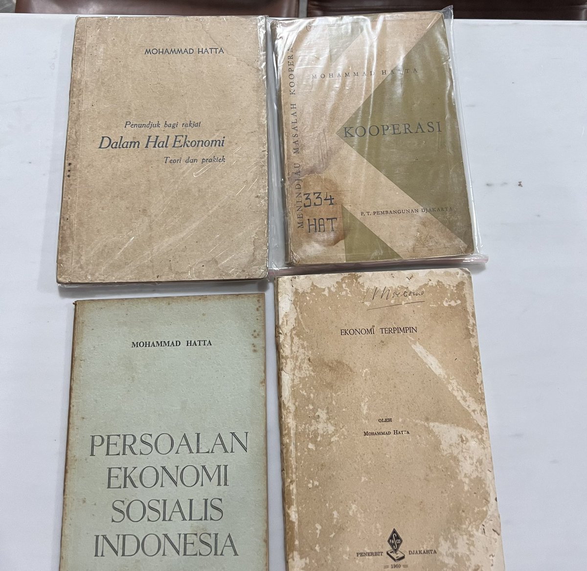 prastow's tweet photo. Saya punya cukup banyak karya Bung Hatta, Bung Karno, dan para pendiri bangsa lainnya. Buku2 lawas, sebagian besar terbitan sebelum 1960. Saya dg senang hati siap mendigitalkan secara bertahap sesuai kemampuan saya, agar dapat dibaca gratis oleh publik. 

Namun saya awam mengenai hak cipta dll. Di bawah bbrp contoh karya Bung Hatta yang sangat bagus. Mungkin ada saran, masukan, atau pencerahan dari teman2 yg lebih paham? Terima kasih.