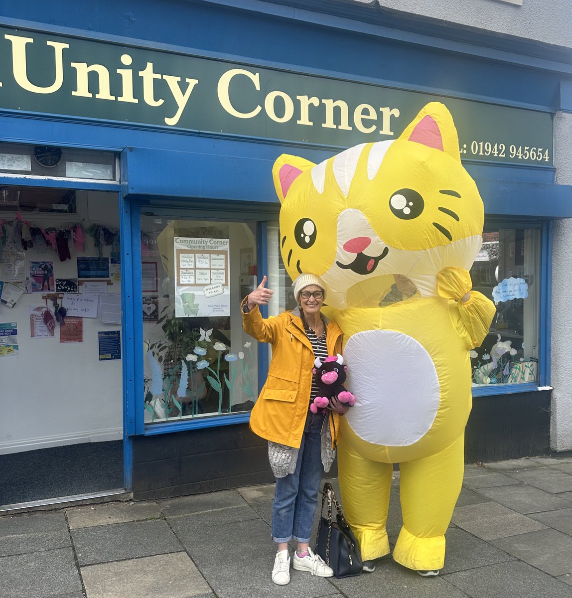 Jan4Wigan's tweet photo. This is the good stuff, meeting people, introducing myself as an #Independent for Wigan. No leaflets or grand speeches, just listening to what people believe in &amp; except from their MP. https://t.co/NJXW5n12e6