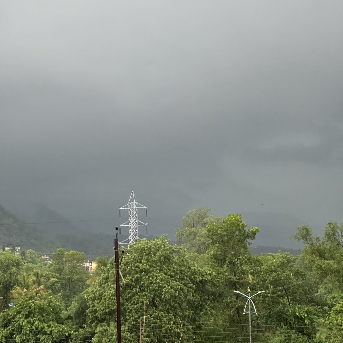 MoeenPangle's tweet photo. Welcoming Monsoon 2024, back to back heavy thunder spells ⛈️
Mahad - South Raigad #Kokan 
@meet_abhijit @shetty_athreya @KachwalaAbizer @IndiaWeatherMan @Hosalikar_KS https://t.co/9DNfNxqoLU