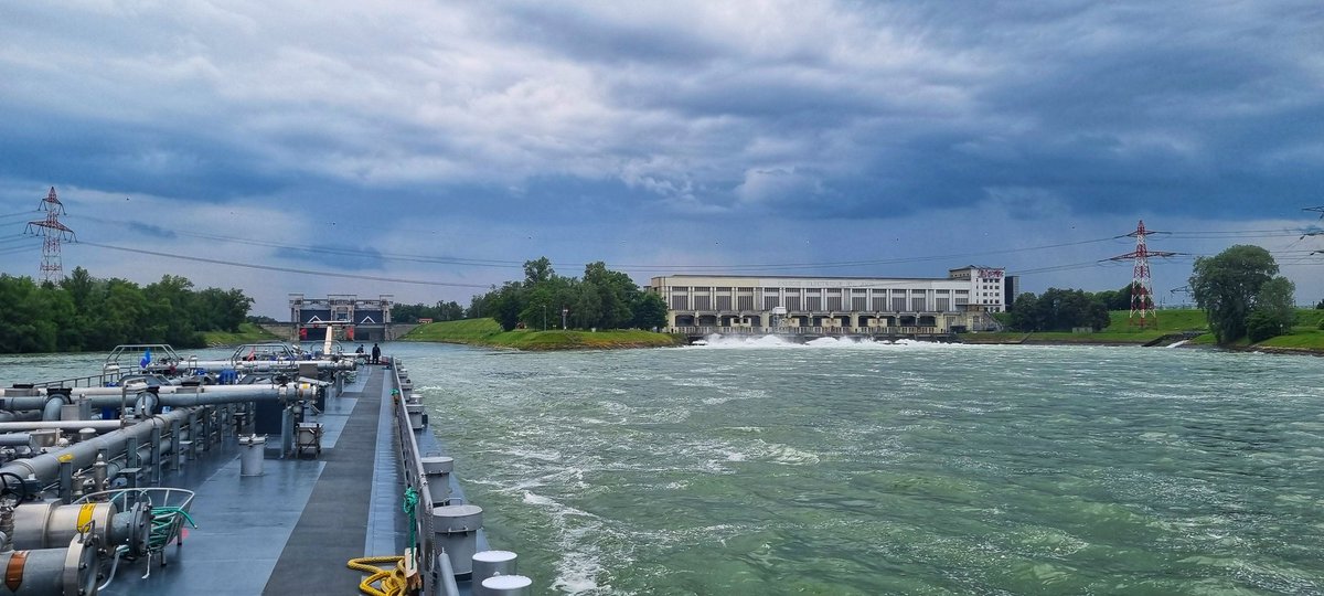 johan_klos's tweet photo. Goedemiddag het laatste stukje naar #basel in #Zwitserland hier bij de #stuw van #kembs #stroomt aardig ook dit komt nog nasr #Nederland toe met #Donkerewolken op achtergrond #weerfoto #binnenvaart 🙋🙋‍♂️🙋‍♀️ https://t.co/hxGoFds5RL