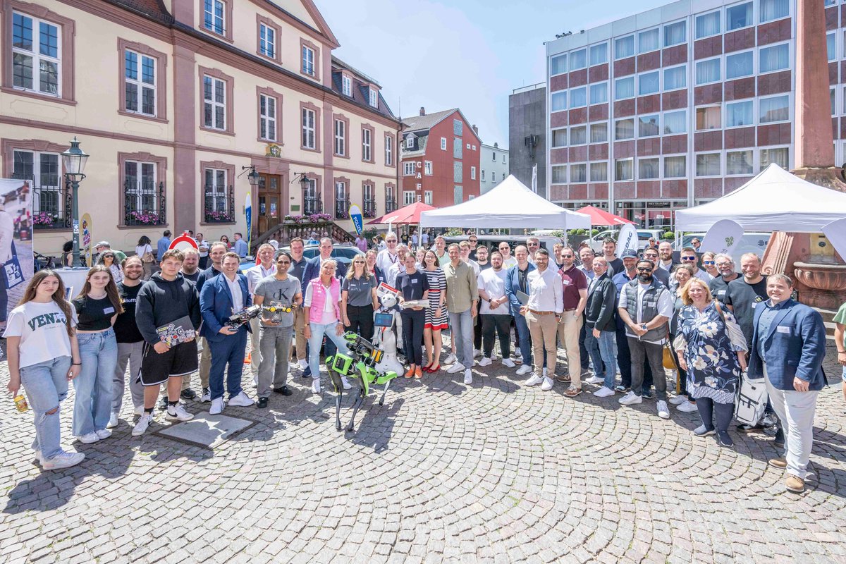 DigitalesHessen (@digitaleshessen) on Twitter photo #Künstliche Intelligenz spielt im digitalen Alltag zunehmende Rolle. Digitalministerin <a href="/KSinemus/">Kristina Sinemus</a> will mit Bürgertour „KI macht Zukunft – Hessen spricht über Künstliche Intelligenz“ ins Gespräch kommen und aktiv den #Dialog suchen, wie heute in Fulda. digitales.hessen.de/presse/buerger… #Künstliche Intelligenz spielt im digitalen Alltag zunehmende Rolle. Digitalministerin <a href="/KSinemus/">Kristina Sinemus</a> will mit Bürgertour „KI macht Zukunft – Hessen spricht über Künstliche Intelligenz“ ins Gespräch kommen und aktiv den #Dialog suchen, wie heute in Fulda. digitales.hessen.de/presse/buerger…