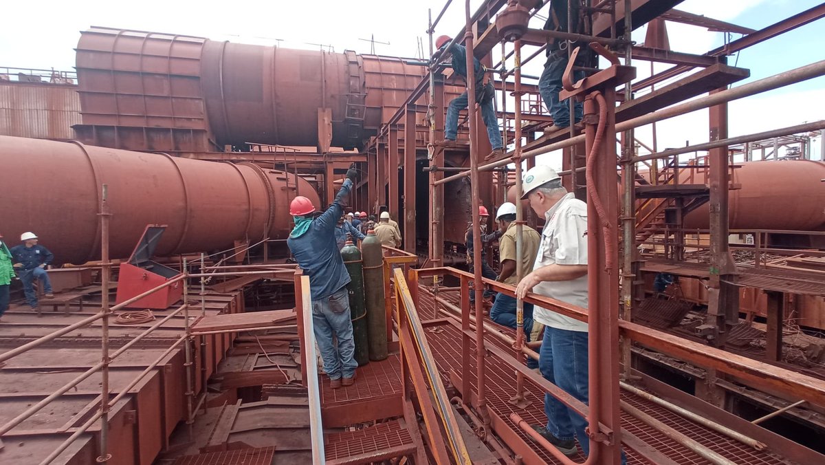 Ferrominera_CVG's tweet photo. #DeInterés Presidente Aldo Cantafio   inspeccionó los avances en el acondicionamiento de las líneas de Planta de Pellas de @Ferrominera_CVG El horno, molino, los ventiladores de procesos, motores y el secador son los equipos intervenidos en la peletizadora. #NadaNosDetiene https://t.co/ttVl4fbD7w