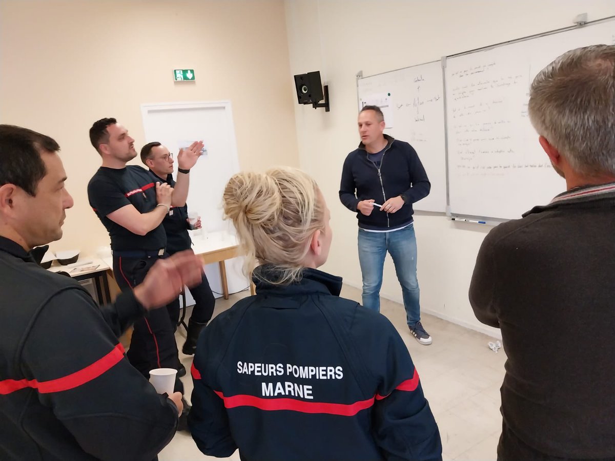 SDIS51's tweet photo. 👨🚒👩🚒 Clap de fin pour la session de FORMATEUR ACCOMPAGNATEUR (FORACC) organisée à #Reims. Les deux semaines de stage sous l'égide du @cnfpt ont permis d'accompagner le développement de compétences de 8 nouveaux #FORACC dont 1 venant de Polynésie française. https://t.co/KPSyqxPomw