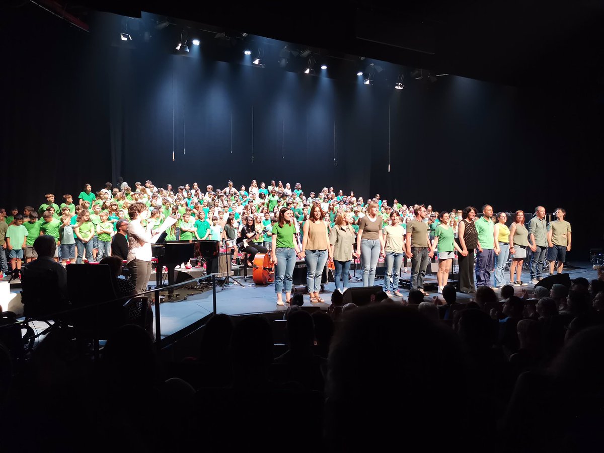 EscolaColors1's tweet photo. Avui els nens i nenes de 5è han actuat a l'obra "El naufragi" del Projecte Cantània. Fer-ho al @TAGranollers ha estat un privilegi, una experiència única i molt emocionant! https://t.co/7Hq54EOOh7
