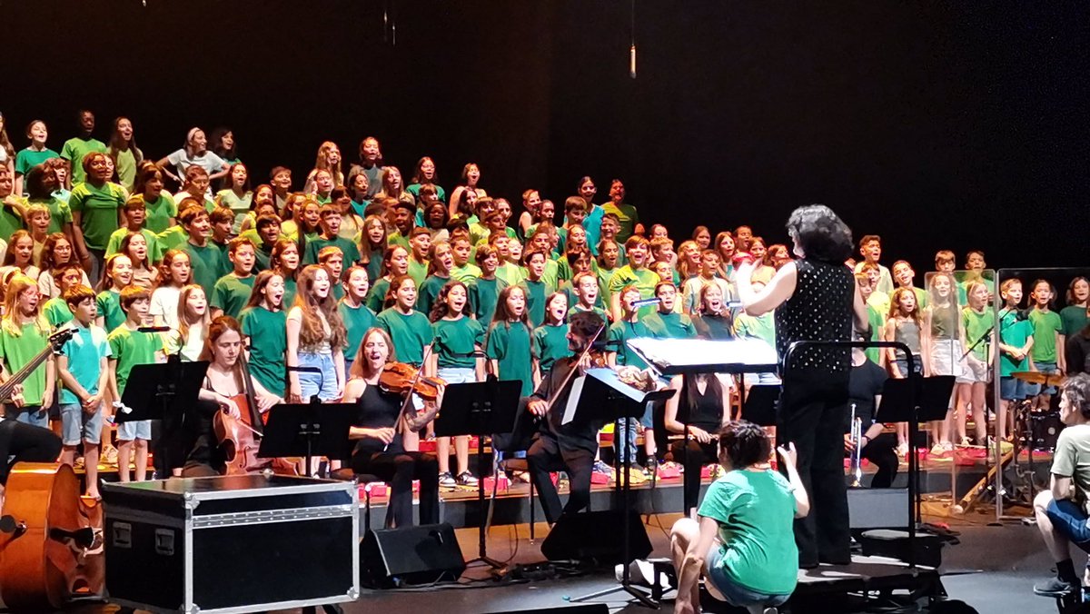 EscolaColors1's tweet photo. Avui els nens i nenes de 5è han actuat a l'obra "El naufragi" del Projecte Cantània. Fer-ho al @TAGranollers ha estat un privilegi, una experiència única i molt emocionant! https://t.co/7Hq54EOOh7