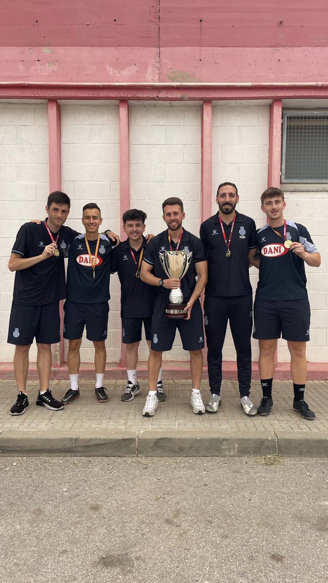 Jaumedecastro7's tweet photo. 🏆 Campions de Copa Catalunya
@RCDE_La21 @RCDEspanyol 💙🤍
#La21 #RCDE https://t.co/SPQnz4lebC