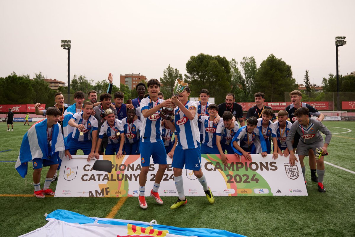 Jaumedecastro7's tweet photo. 🏆 Campions de Copa Catalunya
@RCDE_La21 @RCDEspanyol 💙🤍
#La21 #RCDE https://t.co/SPQnz4lebC