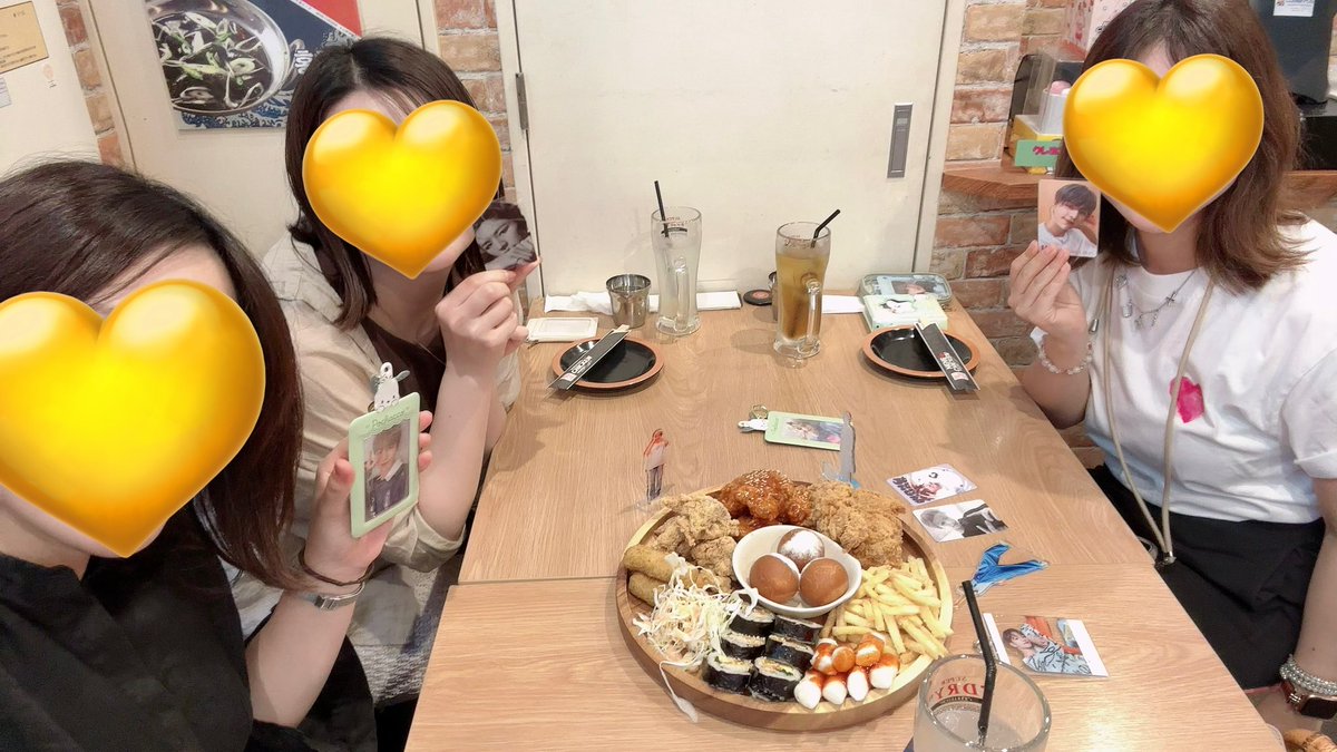 loco52zh's tweet photo. 今日は初の鶴橋！コリアンタウン🚶‍♀️
どれも美味しかった😋💕そしてずっと喋ってた🗣ww楽しくてあっという間🥲
次の現場でレビの新しいグッズ期待してます🥹🙏🏻
#LEV #ズハオ https://t.co/FqTdeNLXv5
