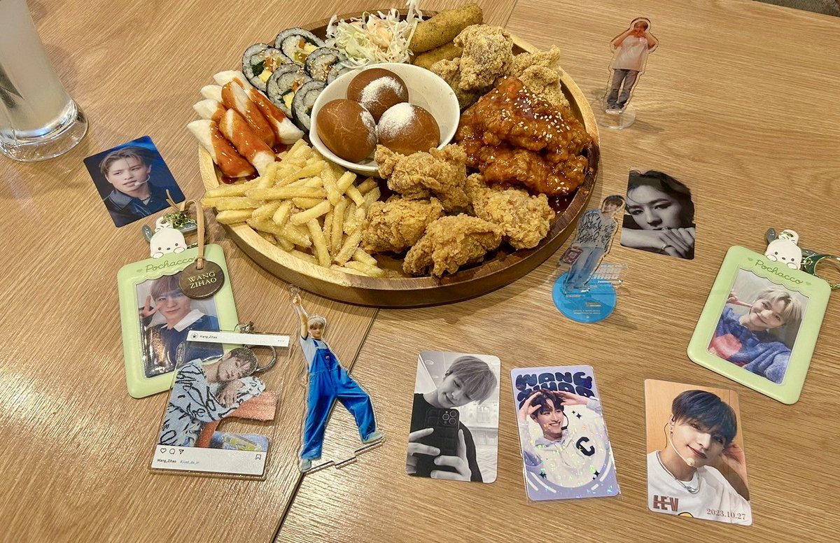 loco52zh's tweet photo. 今日は初の鶴橋！コリアンタウン🚶‍♀️
どれも美味しかった😋💕そしてずっと喋ってた🗣ww楽しくてあっという間🥲
次の現場でレビの新しいグッズ期待してます🥹🙏🏻
#LEV #ズハオ https://t.co/FqTdeNLXv5