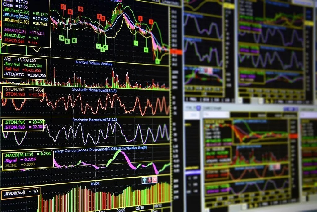 jtraderco's tweet photo. "Key Indicators Hedge Funds Use to Make Investment Decisions 🧵"

There are over 100.000 indicators in the trading world.
Retail traders try to find the perfect indicator of buy and sell.
Institutions instead they work in a total different way.

I wrote down below what they work with: