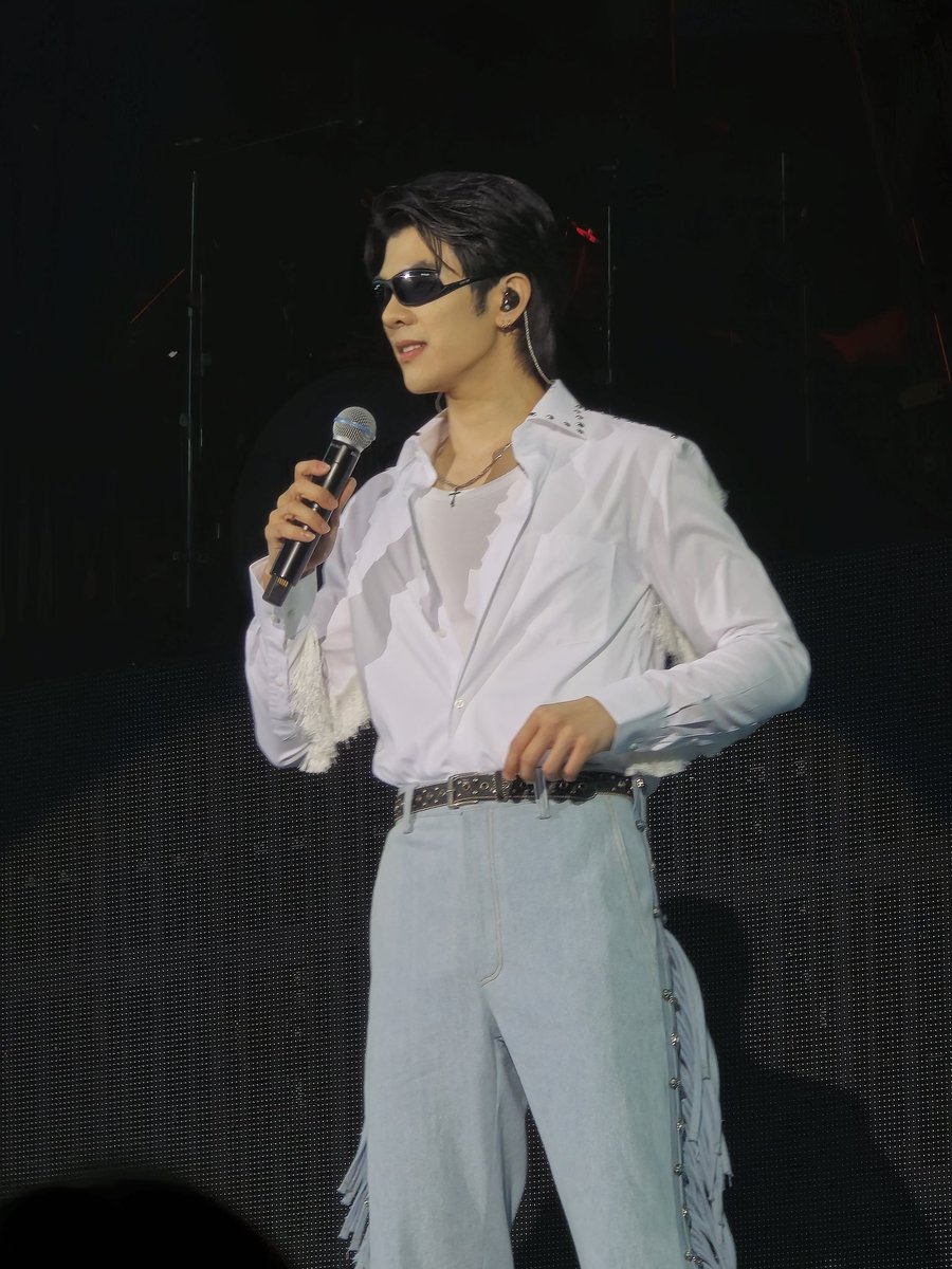 goingwithployyy's tweet photo. พี่มายชุดขาวหล่อเกินไปมาก 

#Mile1stSoloConcert 
#MilePhakphum @milephakphum 
#AUTHENTICMILECONCERT https://t.co/ta6rUwUvJH