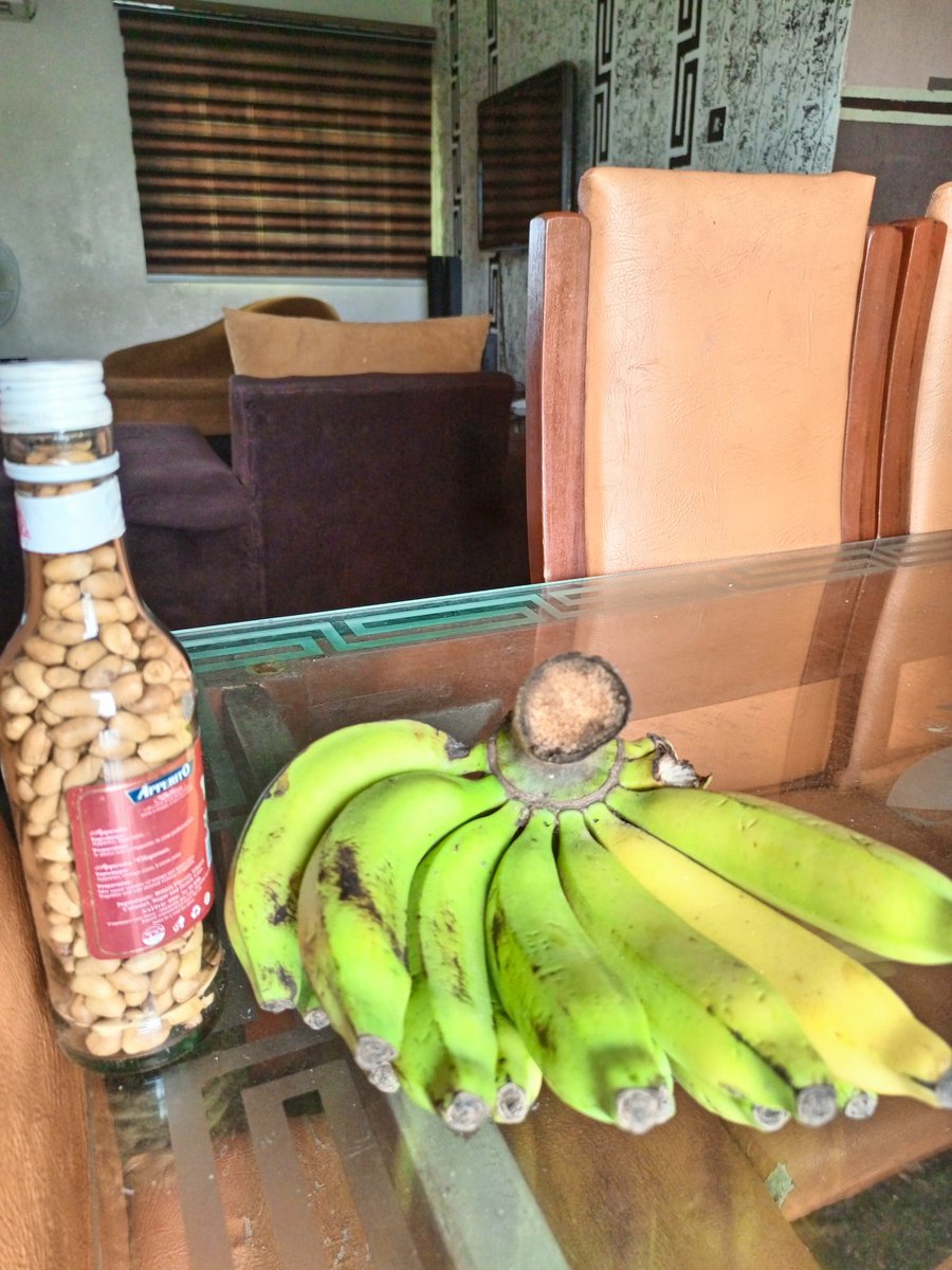 So I craved for banana this afternoon, I stepped out to get a banana and was able to get this ...the total amount of what you are seeing in this picture is #8000

14 pieces of Banana and a small bottle of groundnut 
#Howdidwegethere