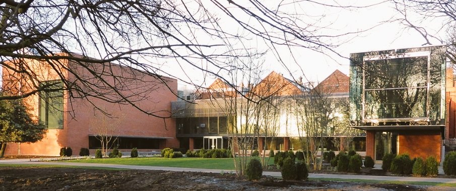 bricks_andwater's tweet image. The Grade II listed @WhitworthArt gallery was built between 1895 - 1900 in a free Jacobean style to the designs of J.W. Beaumont. The @RIBA award winning extensions &amp;amp; refurbishment works were undertaken by architects #MUMA