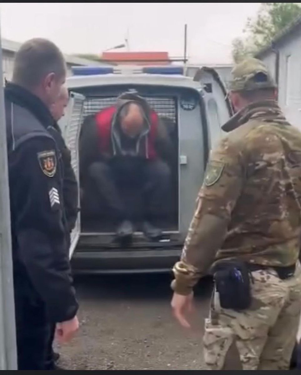 В Запоріжжі влада Зеленського арештували без права внесення застави громадян, які виступали проти викрадення та побиття людей силами ТЦК. Арештували чоловіків та жінок. 
Концтабір влаштували, людей за захист Конституційних прав громадян закрили. 
Серед ТЦКшників які вбивали,