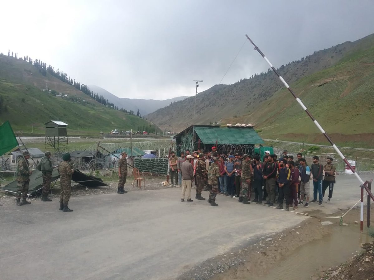 kupwarasentinel's tweet photo. Over 1600 young aspirants lined up for the #IndianArmy Porter recruitment rally in #Kanzalwan, #Dawar, #Niru, and #Baraub. Spanning two days from 07 June 24, this initiative seeks to create more job opportunities for the youth of #Kashmir. https://t.co/6H9RuOrlUm