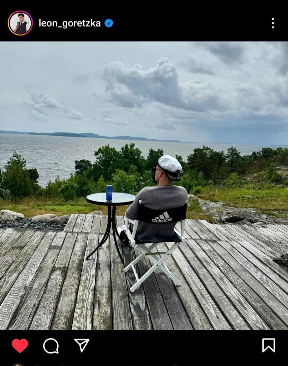 DHZpod's tweet photo. 🚨Norgesvennalarm🚨

Tysklands Saltnes, aka Leon Goretzka dropper gullbiff i Dubai for Aas Fatøl og gråvær i Norge!

Leter han etter Uli Saltnes? 

Er det et hint med Aas, er han ved Drammensfjorden?

Eller er det en reise i Horst Hrubesch verden på Sørlandet?

Hva tror dere? https://t.co/mApmZlQzQI