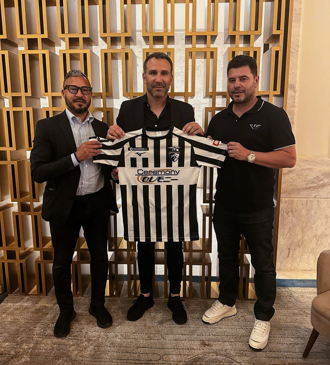 PortimonenseSAD's tweet photo. 𝙐𝙢𝙖 𝙣𝙤𝙫𝙖 𝙚𝙧𝙖 𝙞𝙣𝙞𝙘𝙞𝙖-𝙨𝙚 𝙝𝙤𝙟𝙚 🌟 Sérgio Vieira será o nosso novo comandante 🫡
Entusiasmado com o novo desafio, o mister Sérgio Vieira, rubricou contrato até Junho de 2026. ⚫️⚪️ 
Bem-vindo à família Alvinegra. https://t.co/yXTsJbzFEY