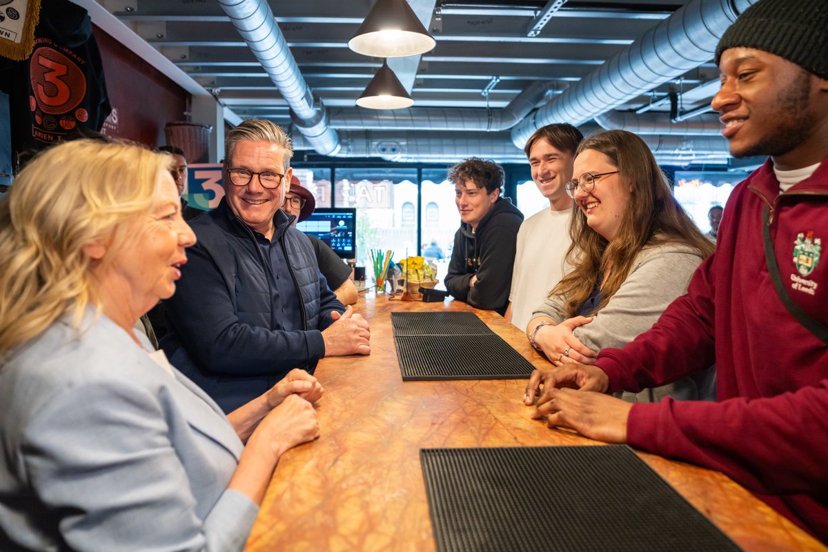 Fantastic to be with <a href="/DeborahMeaden/">Deborah Meaden 🇺🇦</a> today to discuss Labour's plans to support SMEs.

Small businesses are the beating heart of Britain.

From replacing the business rates system to stamping out late payments, my changed Labour Party will match the ambition of British business.