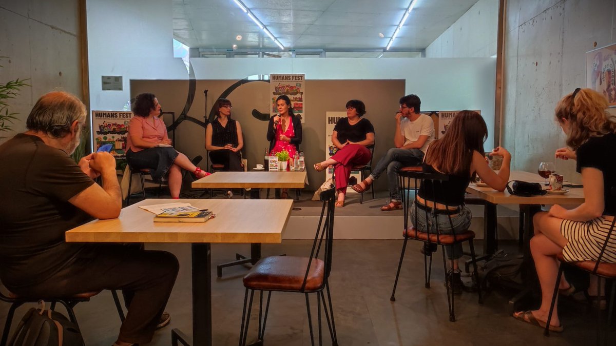 HumansFest's tweet photo. Últim #VermutsHumans 🍸 Ha estat un plaer compartir-lo amb persones creadoras i compromeses com les cineastes @lauragandreu i Meri Collazos, l'escriptora @LRomero80 i el periodista @PGarrigos 🔝 Una conversa moderada per @Pilar_Almenar 🤗 Gràcies a tothom per estar-hi! https://t.co/br6S9eFNuk