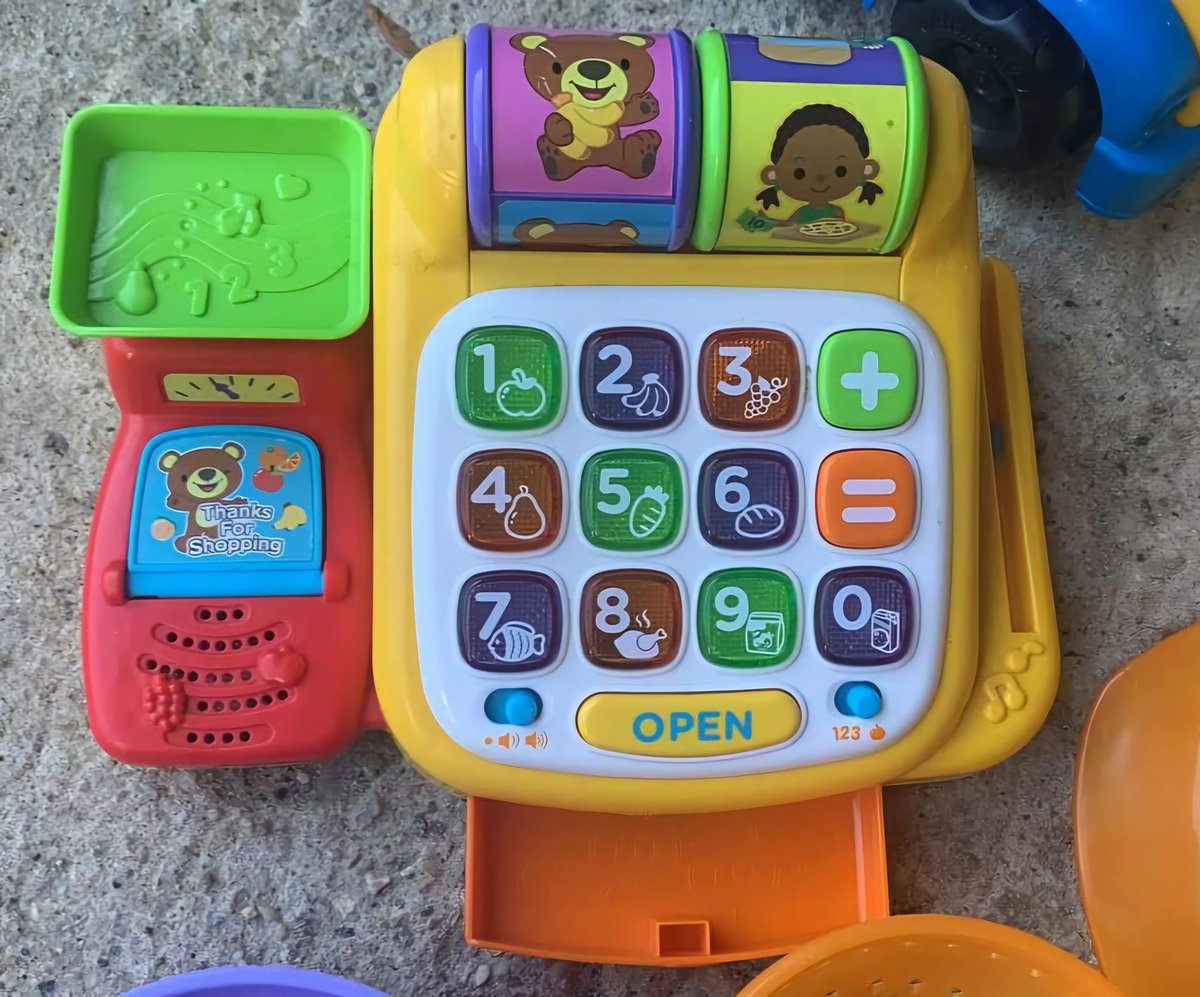 LionsFit4life's tweet image. Shoutout to those nutritionists using kids&apos; cash registers to count daily essential carbs! Nothing says &quot;expert&quot; like repurposing a toy for dietary needs. Who knew calculating carbs could be so playful? 😂 #NutritionGoals #ToyTech #NextLevelDietitians