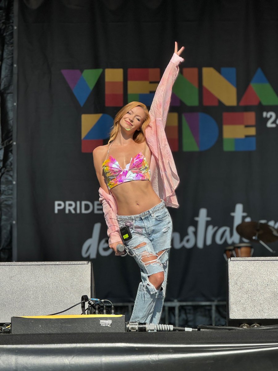 KaleenMusic's tweet photo. Happy Pride Vienna 🌈🙌🏼 https://t.co/cP8bEIT8op