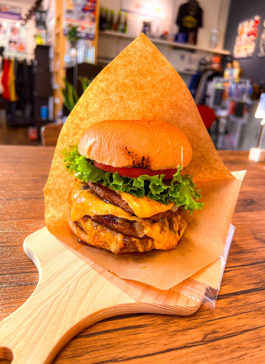 hatimitu0418's tweet photo. 今まではバイトとして働いてましたが、
来月から店長としてイレブンマリンカフェを
オーナーから任せて頂く事になりました🙇‍♀️

今までは夜に自分がハーガーを出していましたが、
来月からは昼にもバーガーを出せるような
体制作りを目指していきます🍔🍨 https://t.co/qctU5nOked