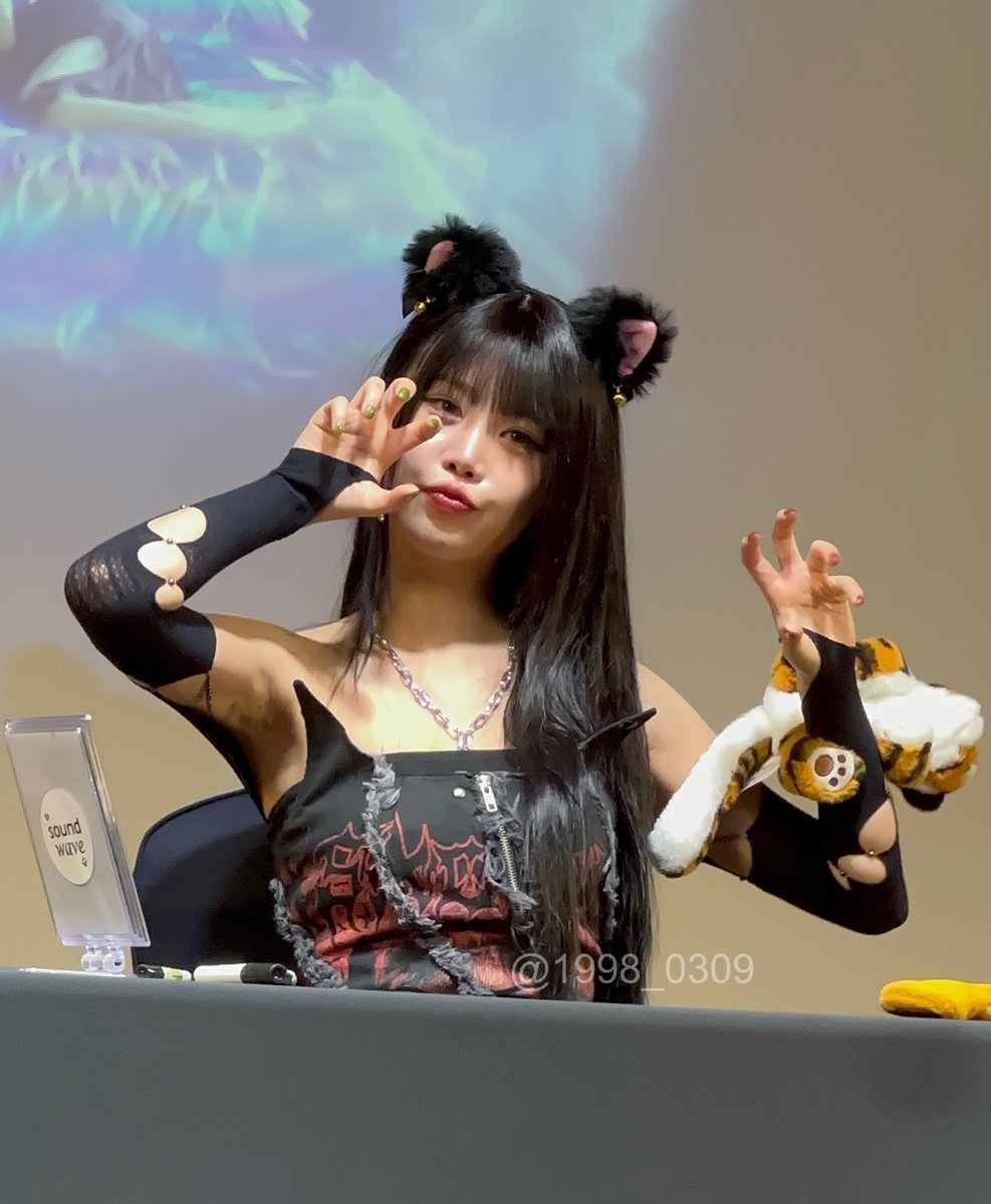 hourIysoo's tweet photo. girlfriend https://t.co/XChijLNxur