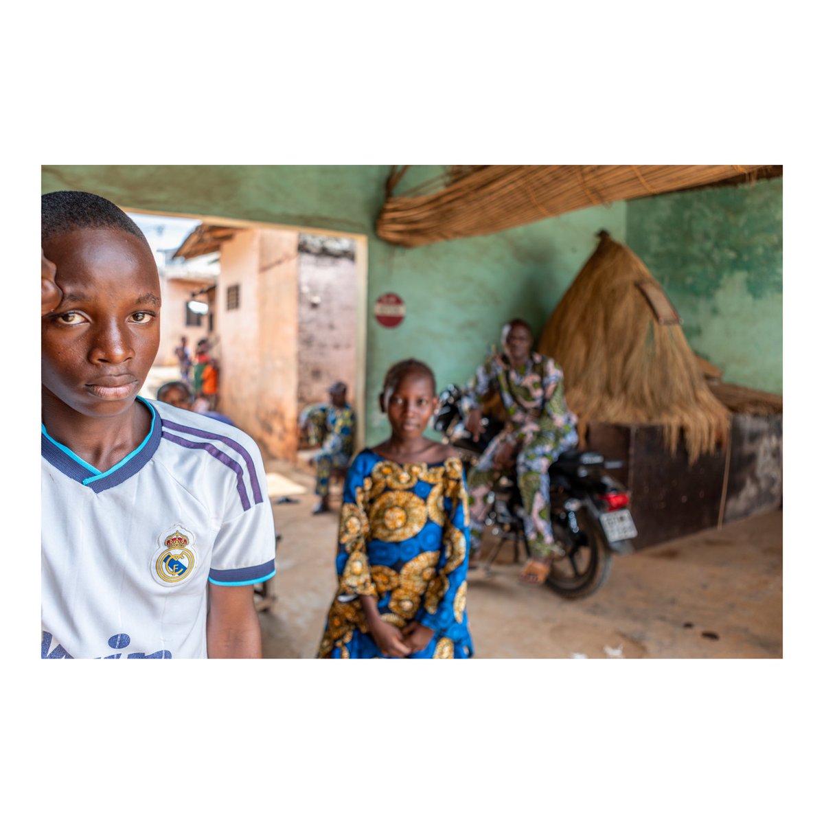 At the Vodoun #temple.
It’s the Zangbeto’s exit. Minhinou and his sister, two curious onlookers, are at the entrance to the temple to see the Zangbeto exit.
#vdoun #zangbeto #jeune #art