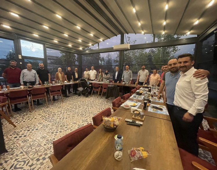 Yolların karanlığı mı olur güzel dostlarla…
Bize hakiki dostlar gerek;çakal heryerde var…
Nutku Akın Başkanlığında;güzel dostlarla güzel hasbihal,muhteşem geceye…🙏🙏