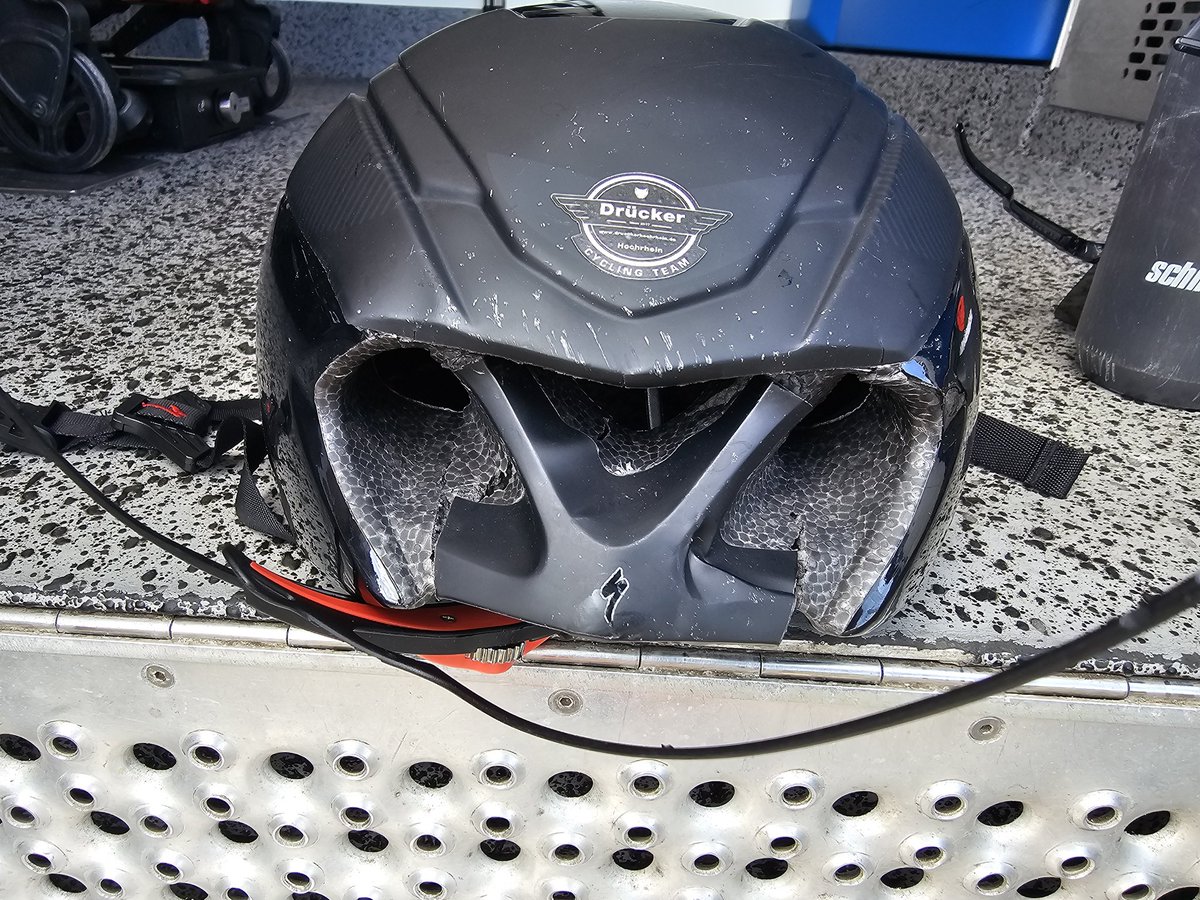 sahnetaeter's tweet photo. Wie der Schädel wohl ausgesehen hätte, hätte der Radfahrer seinen Helm nicht getragen... deshalb #immerMitHelm https://t.co/OMAh28oRkX