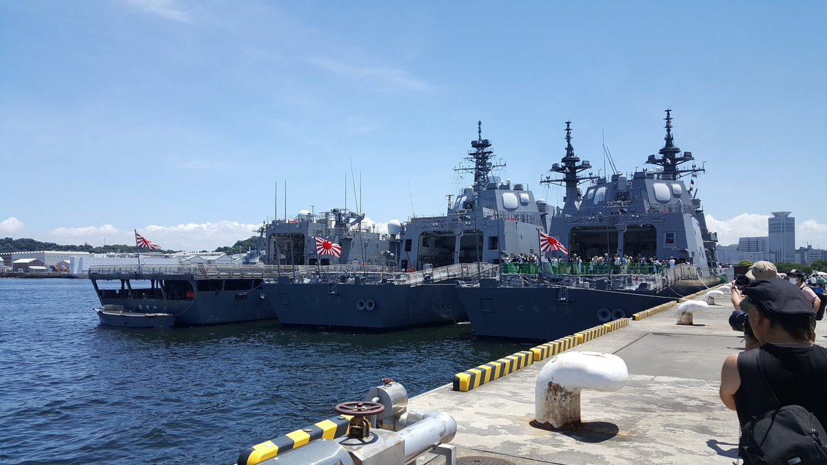 ndaccya's tweet photo. 地元でブルーインパルスが展示飛行をしている中、横須賀の海上自衛隊基地へ。

＃横須賀
＃海上自衛隊
＃護衛艦
＃潜水艦 https://t.co/MOFR6wHrAo