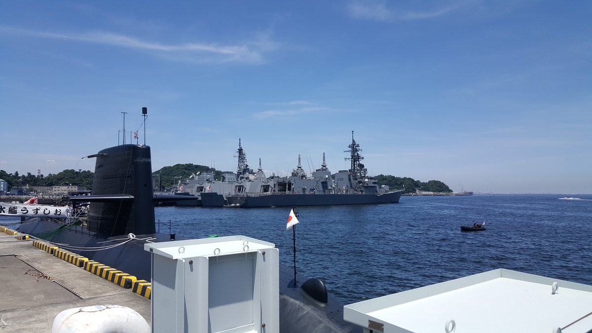 ndaccya's tweet photo. 地元でブルーインパルスが展示飛行をしている中、横須賀の海上自衛隊基地へ。

＃横須賀
＃海上自衛隊
＃護衛艦
＃潜水艦 https://t.co/MOFR6wHrAo